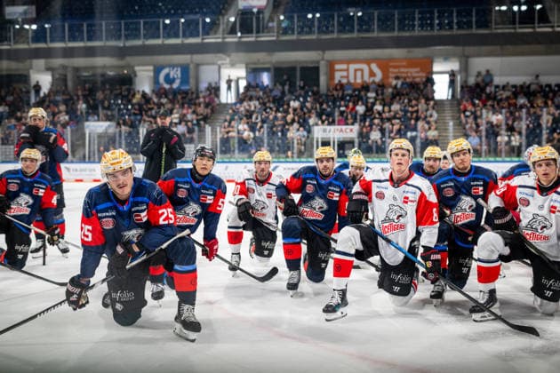 16.08.2026 - Eishockey - Saison 2026 2027 - Penny DEL - Public Practice der Nürnberg Ice Tigers Icetigers - ThHa - xthxhax - Das Team vor der Taktiktafel, Fans im Rücken