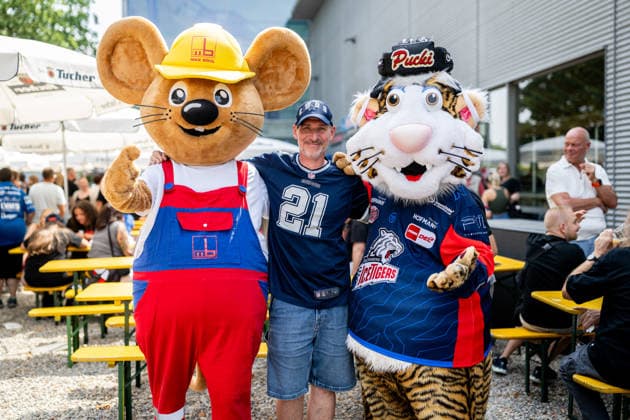 16.08.2026 - Eishockey - Saison 2026 2027 - Penny DEL - Public Practice der Nürnberg Ice Tigers Icetigers - ThHa - xthxhax - Maxmaus (Maskottchen, Firma Max Bögl ) mit Pucki (Maskottchen, Nürnberg Ice Tigers, NIT ) und Fan