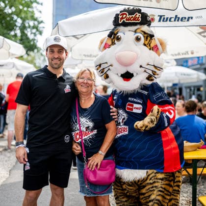 16.08.2026 - Eishockey - Saison 2026 2027 - Penny DEL - Public Practice der Nürnberg Ice Tigers Icetigers - ThHa - xthxhax - Tyler Spezia (37, Nürnberg Ice Tigers, NIT ) mit Fan und Pucki (Maskottchen, Nürnberg Ice Tigers, NIT )