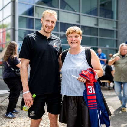 16.08.2026 - Eishockey - Saison 2026 2027 - Penny DEL - Public Practice der Nürnberg Ice Tigers Icetigers - ThHa - xthxhax - Niklas Treutle (31, Nürnberg Ice Tigers, NIT ) mit Fan