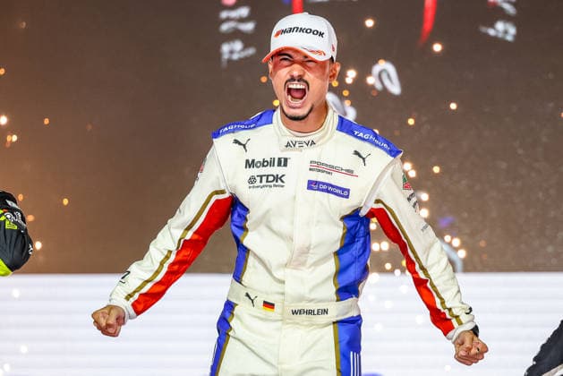 Pascal Wehrlein (Porsche Formula E Team, 94) Jubel, Freude, Lachen nach dem Rennen auf dem Podium, Weltmeister, World Driver Champion, ABB FIA Formula E World Championship, WM, Weltmeisterschaft London e-Prix 2026, Vereinigtes Koenigreich, Saison 12 2025 26, Runde 17, 16.07.2026, ABB FIA Formula E World Championship, London e-Prix 2026, Vereinigtes Koenigreich, Saison 12 2025 26, Runde 17, 16.07.2026 London Copyright: xEibner-Pressefoto LauraxRoemerx EP_LRR
