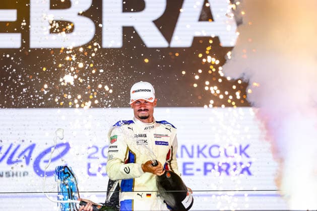 Pascal Wehrlein (Porsche Formula E Team, 94) feiert seinen zweiten Weltmeistertitel, verspruehen Champagner auf dem Podium , ABB FIA Formula E World Championship, WM, Weltmeisterschaft London e-Prix 2026, Vereinigtes Koenigreich, Saison 12 2025 26, Runde 17, 16.07.2026, ABB FIA Formula E World Championship, London e-Prix 2026, Vereinigtes Koenigreich, Saison 12 2025 26, Runde 17, 16.07.2026 London Copyright: xEibner-Pressefoto LauraxRoemerx EP_LRR