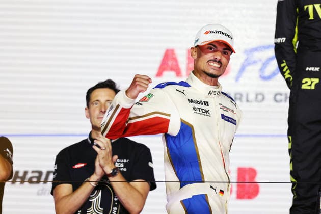 Weltmeister Pascal Wehrlein (GER) Porsche emotional ballt die Faust auf dem Weg zum Podium, Rennen 2, FIA Formel E Weltmeisterschaft, Saison 12, London E- Prix, 16.08.2026, Excel Exibition Centre, Ehrung der Weltmeister