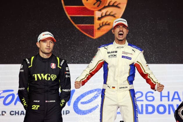 Zweiter Jake Dennis (GBR) Andretti enttäuscht sowie ein emotionaller Pascal Wehrlein (GER) Porsche Weltmeister bei der Ehrung der Weltmeister auf dem Podium, Rennen 2, FIA Formel E Weltmeisterschaft, Saison 12, London E- Prix, 16.08.2026, Excel Exibition Centre,