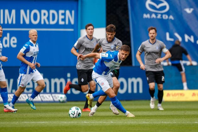 vorn Marco Schuster (Rostock) gegen Vincent Thill (Waldhof) ; GER, FC Hansa Rostock vs. SV Waldhof Mannheim, Fußball, Männer, 3.Liga, 02.Spieltag, Spielzeit 2026 2027, 16.08.2026 Rostock Ostseestadion Mecklenburg - Vorpommern Deutschland