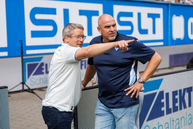 links Vorstandsvorsitzender und Geschäftsführer Ronald Maul (Rostock) mit Sportdirektor Mathias Schober (Waldhof) ; GER, FC Hansa Rostock vs. SV Waldhof Mannheim, Fußball, Männer, 3.Liga, 02.Spieltag, Spielzeit 2026 2027, 16.08.2026 Rostock Ostseestadion Mecklenburg - Vorpommern Deutschland