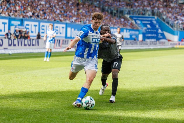 links Bernie Lennemann (Rostock) gegen Darnell Keumo (Waldhof) ; GER, FC Hansa Rostock vs. SV Waldhof Mannheim, Fußball, Männer, 3.Liga, 02.Spieltag, Spielzeit 2026 2027, 16.08.2026 Rostock Ostseestadion Mecklenburg - Vorpommern Deutschland