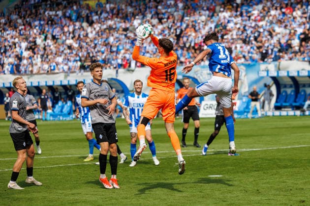 v.l. Julian Rieckmann (Waldhof) ,Moritz Polte (Waldhof) , Jan Niemann (Waldhof) und Lukas Wallner (Rostock) ; GER, FC Hansa Rostock vs. SV Waldhof Mannheim, Fußball, Männer, 3.Liga, 02.Spieltag, Spielzeit 2026 2027, 16.08.2026 Rostock Ostseestadion Mecklenburg - Vorpommern Deutschland