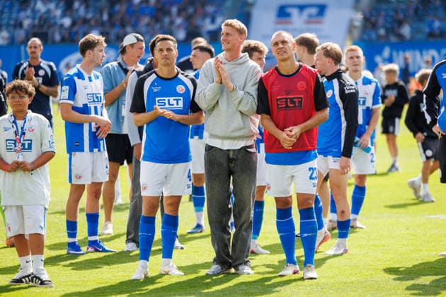 v.l. Kenan Fatkic (Rostock) , Emil Frost Holten (Rostock) und Franz Pfanne (Rostock) sind ist enträuscht, wütend, frustriert, sauer ; GER, FC Hansa Rostock vs. SV Waldhof Mannheim, Fußball, Männer, 3.Liga, 02.Spieltag, Spielzeit 2026 2027, 16.08.2026 Rostock Ostseestadion Mecklenburg - Vorpommern Deutschland