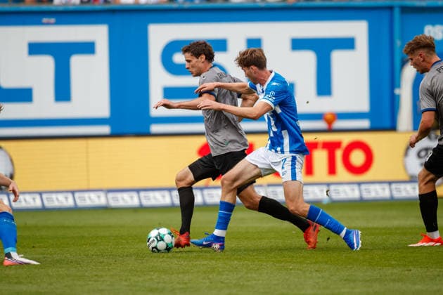 links Maximilian Thalhammer (Waldhof) gegen Bernie Lennemann (Rostock) ; GER, FC Hansa Rostock vs. SV Waldhof Mannheim, Fußball, Männer, 3.Liga, 02.Spieltag, Spielzeit 2026 2027, 16.08.2026 Rostock Ostseestadion Mecklenburg - Vorpommern Deutschland