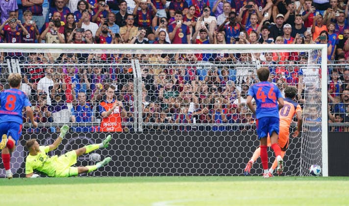 16.08.2026 Schweiz Basel St.Jakob-Park Fssball Herren Saison 2026-2027 Testspiel FC Basel - FC Barcelona, Barca 2:5 Bild. Lamine Yamal FC Barcelona schiesst das drite Tor durch Elfmeter. Basels Torhueter Renato Widmer ist geschlagen.