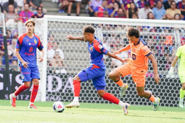 16.08.2026 Schweiz Basel St.Jakob-Park Fssball Herren Saison 2026-2027 Testspiel FC Basel - FC Barcelona, Barca 2:5 Bild. Jean Doucoure FC Basel am Ball Aktion