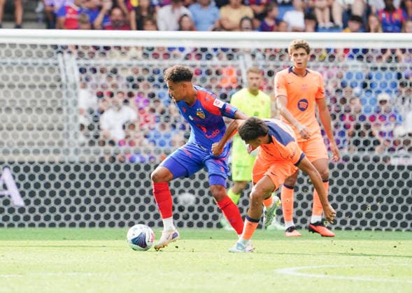 16.08.2026 Schweiz Basel St.Jakob-Park Fssball Herren Saison 2026-2027 Testspiel FC Basel - FC Barcelona, Barca 2:5 Bild. Jean Doucoure FC Basel am Ball Aktion