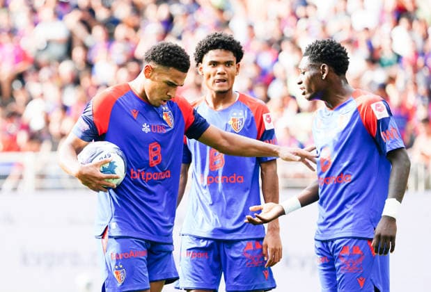 16.08.2026 Schweiz Basel St.Jakob-Park Fssball Herren Saison 2026-2027 Testspiel FC Basel - FC Barcelona, Barca 2:5 Bild. Elfmeter fuer den FC Basel Giacomo Koloto mit Ball will den Elfmeter schiessen ,rechts Kazeem Olaigabe Aktion