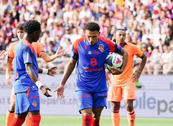 16.08.2026 Schweiz Basel St.Jakob-Park Fssball Herren Saison 2026-2027 Testspiel FC Basel - FC Barcelona, Barca 2:5 Bild. Elfmeter fuer den FC Basel Giacomo Koloto mit Ball will den Elfmeter schiessen , links Kazeem Olaigabe Aktion