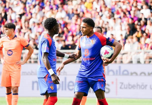 16.08.2026 Schweiz Basel St.Jakob-Park Fssball Herren Saison 2026-2027 Testspiel FC Basel - FC Barcelona, Barca 2:5 Bild. Elfmeter fuer den FC Basel Giacomo Koloto mit Ball will den Elfmeter schiessen , links Kazeem Olaigabe Aktion