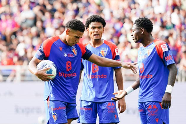 16.08.2026 Schweiz Basel St.Jakob-Park Fssball Herren Saison 2026-2027 Testspiel FC Basel - FC Barcelona, Barca 2:5 Bild. Elfmeter fuer den FC Basel Giacomo Koloto mit Ball will den Elfmeter schiessen , rechts Kazeem Olaigabe Aktion