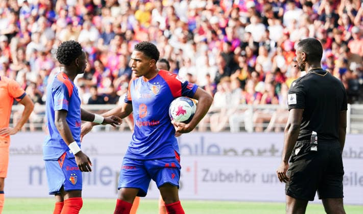 16.08.2026 Schweiz Basel St.Jakob-Park Fssball Herren Saison 2026-2027 Testspiel FC Basel - FC Barcelona, Barca 2:5 Bild. Elfmeter fuer den FC Basel Giacomo Koloto mit Ball will den Elfmeter schiessen , rechts Kazeem Olaigabe rechts Schiedsrichter Anojen Kanagasingam SUI Aktion
