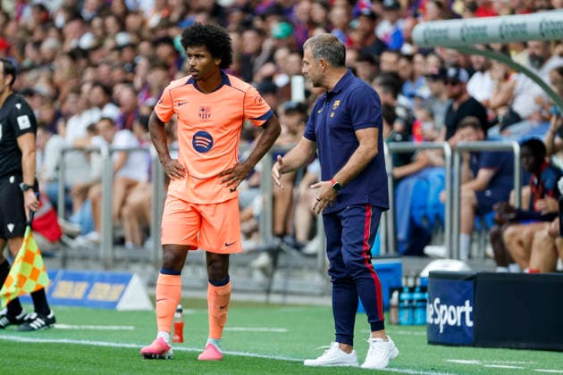 Karim Adeyemi FC Barcelona, Barca 14) und Hansi Flick (FC Barcelona, Trainer) im Dialog, im Gespräch, im Austausch, in Kommunikation , Schweiz, Fussball, Testspiel, 2026 2027, FC Basel vs. FC Barcelona, 16.08.2026, Basel Sankt Jakob Park Schweiz Copyright: xGrantxHubbsx