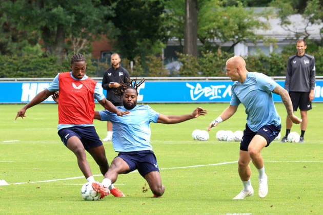 18.08.2026, DEU GER, Fussball , 2.Fussballbundesliga, Saison 2026 2027), Sportforum, Hertha BSC, Training Deyovaisio Zeefuik (Hertha BSC Berlin 42), Jelani Ndi (Hertha BSC Berlin 28), Jon Dagur Thorsteinsson (Hertha BSC Berlin 23) 2. Liga: DFB DFL regulations prohibit any use of photographs as image sequences and or quasi-video) Berlin Sportforum Berlin Deutschland Copyright: xNordphotox xEnglerx