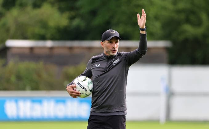 Trainer Stefan Leitl gibt Anweisungen Aktion Oberkörper Fußball Fussball Saison 2026 2027 2.Bundesliga Herren DFL 18.08.2026 Training Hertha BSC Berlin DFL regulations prohibit any use of photographs as image sequences and or quasi-video.