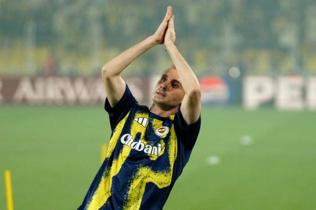 August 18, 2026, Kadikoy, Istanbul, Turkey: Kerem Akturkoglu (C) of Fenerbahce greets the fans before the UEFA Champions League play-off round match between Fenerbahce and Olympique Lyonnais at the Chobani Stadium, Fenerbahce Sukru Saracoglu Sports Complex in Istanbul, Turkey, on August 18, 2026. Kadikoy Turkey - ZUMAu194 20260818_zip_u194_003 Copyright: xTolgaxUluturkx