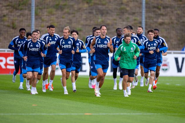 20.08.2026, Fussball, Training des FC Schalke 04. Die Spieler des S04 machen sich warm und laufen. Gelsenkirchen Trainingsgelände FC Schalke 04 NRW Deutschland xRHR-FOTO YYx Copyright: RHR-FOTOx RHR-FOTO YY