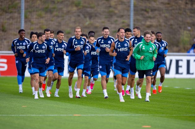 20.08.2026, Fussball, Training des FC Schalke 04. Die Spieler des S04 machen sich warm und laufen. Gelsenkirchen Trainingsgelände FC Schalke 04 NRW Deutschland xRHR-FOTO YYx Copyright: RHR-FOTOx RHR-FOTO YY