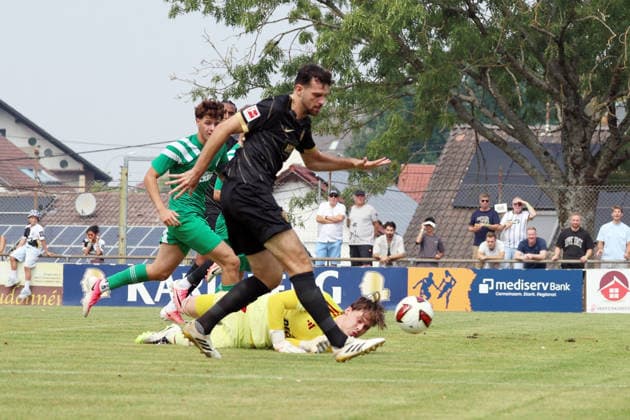 16.08.2026, xrekx, Fussball Testspiel, SV Auersmacher - SV Elversberg v.l. Torschuss zum 0:1 durch Luca Pfeiffer (SV Elversberg) (DFL DFB REGULATIONS PROHIBIT ANY USE OF PHOTOGRAPHS as IMAGE SEQUENCES and or QUASI-VIDEO) Auersmacher