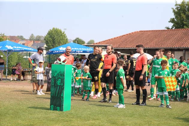 16.08.2026, xrekx, Fussball Testspiel, SV Auersmacher - SV Elversberg v.l. Einlauf der Mannschaften (DFL DFB REGULATIONS PROHIBIT ANY USE OF PHOTOGRAPHS as IMAGE SEQUENCES and or QUASI-VIDEO) Auersmacher