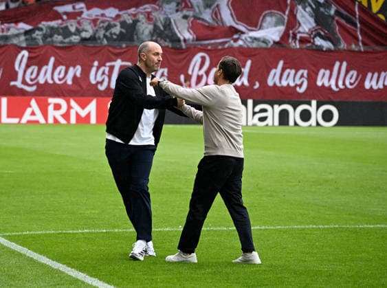 DFB-Pokal 2026 27 1. Runde Wiesbaden - BRITA-Arena SV Wehen Wiesbaden (svww) - Bayer Leverkusen (lev) 0:4 Trainertanz: Trainer Daniel SCHERNING (SV Wehen-Wiesbaden), li, und Trainer Carlos MARTINEZ (Bayer Leverkusen) DFB-Pokal