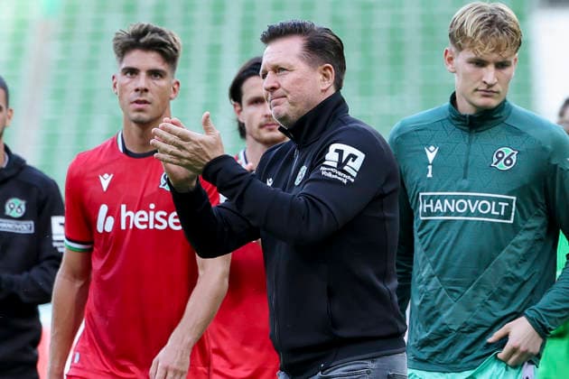 Trainer Christian Titz (Hannover 96) jubelt waehrend des Spiels des DFB-Pokals zwischen SV Hemelingen und Hannover 96, Weserstadion am 22. August 2026 in Bremen, Deutschland. (Foto von Marco Steinbrenner DeFodi Images) +++ Trainer Christian Titz (Hannover 96) cheers during the DFB-Pokal match between SV Hemelingen and Hannover 96t at Weserstadion on August 22, 2026 in Bremen, Germany. (Photo by Marco Steinbrenner DeFodi Images) (Photo by Marco Steinbrenner DeFodi Images) -
