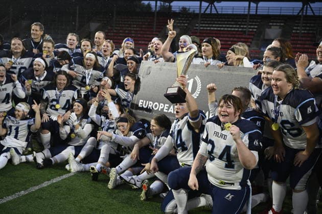 LKS 20260822 Team Finland players celebrate the gold medal after winning Germany 6-0 at the IFAF American football Women’s European Championships in the Gold Medal Game of the 2025 26 tournament Finland vs. Germany in Vantaa, Finland August 22, 2026. - MARKKU ULANDER Vantaa Finland Na55VI5Q-O8  Copyright: xMarkkuxUlanderx Na55VI5Q-O8