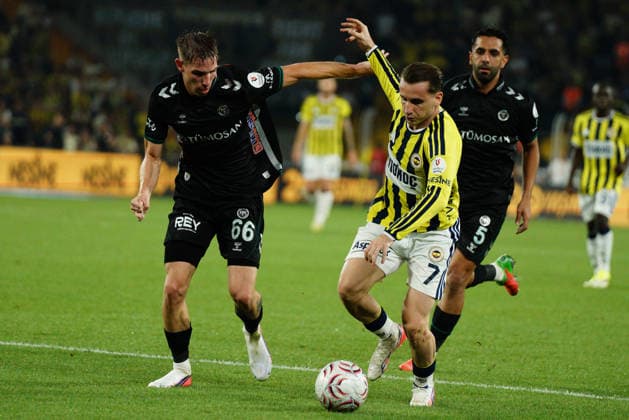 August 22, 2026, Kadikoy, Istanbul, Turkey: Kerem Akturkoglu (C-R) of Fenerbahce in action against Emirhan Boz (C-L) of Konyaspor during the Turkish Super League 2026 27 match between Fenerbahce and Konyaspor at the Chobani Stadium, Fenerbahce Sukru Saracoglu Sports Complex in Istanbul, Turkey, on August 22, 2026. Kadikoy Turkey - ZUMAu194 20260822_zip_u194_021 Copyright: xTolgaxUluturkx