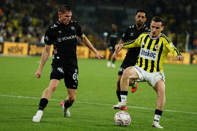August 22, 2026, Kadikoy, Istanbul, Turkey: Kerem Akturkoglu (C-R) of Fenerbahce in action against Emirhan Boz (C-L) of Konyaspor during the Turkish Super League 2026 27 match between Fenerbahce and Konyaspor at the Chobani Stadium, Fenerbahce Sukru Saracoglu Sports Complex in Istanbul, Turkey, on August 22, 2026. Kadikoy Turkey - ZUMAu194 20260822_zip_u194_022 Copyright: xTolgaxUluturkx