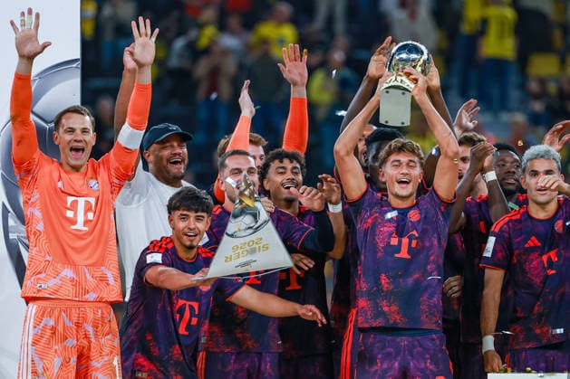 Franz Beckenbauer Supercup 2026 - Borussia Dortmund - FC Bayern München am 22.08.2026 im Signal Iduna Park in Dortmund Jubel und Freude beim Supercup Gewinner der Mannschaft des FC Bayern München, hier mit Torwart Manuel Neuer (Muenchen 1) , Trainer Vincent Kompany (Muenchen) , Maycon Normanha Cardozo (Muenchen 49) , Tom Bischof (Muenchen 8)