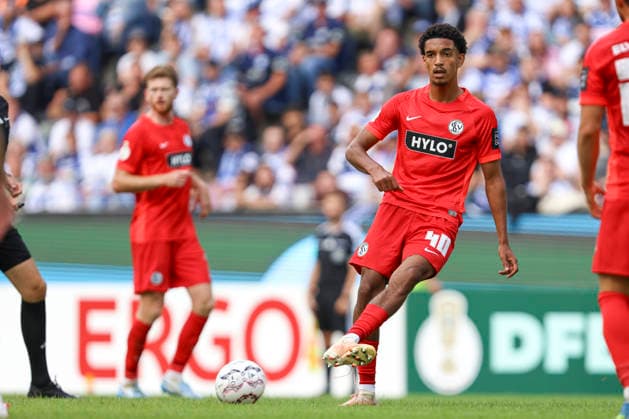 Francis Onyeka (SV 07 Elversberg) in Aktion, am Ball, Einzelaktion waehrend des Spiels der 1. Runde des DFB-Pokal zwischen MSV Duisburg und SV 07 Elversberg, Schauinsland-Reisen-Arena am 22. August 2026 in Duisburg, Deutschland. (Foto von Oliver Kaelke DeFodi Images) +++ Francis Onyeka (SV 07 Elversberg) controls the ball during the 1st round match of the DFB-Pokal between MSV Duisburg and SV 07 Elversberg at Schauinsland-Reisen-Arena on August 22, 2026 in Duisburg, Germany. (Photo by Oliver Kaelke DeFodi Images) DFB DFL REGULATIONS PROHIBIT ANY USE OF PHOTOGRAPHS AS IMAGE SEQUENCES AND OR QUASI-VIDEO. (Photo by Oliver Kaelke DeFodi Images) -