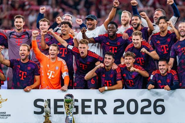 Supercup, Deutschland, Borussia Dortmund vs. FC Bayern München, 22.08.2026 im Signal Iduna Park Siegerehrung FC Bayern München Sieger Manuel Neuer Joshua Kimmich Saibari Harry Kane Nathaniel Brown Jonathan Tah Tom Bischof Michael Olise Arijon Ibrahimovic Maycon Cardozo Copyright: xBahhoxKarax