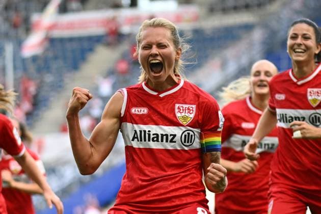 Chantal Hagel reißt beide Fäuste in die Höhe und schreit ihren Jubel heraus, während Mitspielerinnen des VfB Stuttgart hinter ihr mitfeiern. Die Szene zeigt pure Emotionen nach einem Treffer in der SNP Arena in Sinsheim. Chantal Hagel (VfB Stuttgart) jubelt ausgelassen nach Torerfolg Copyright: xMichaelxGelhardtx