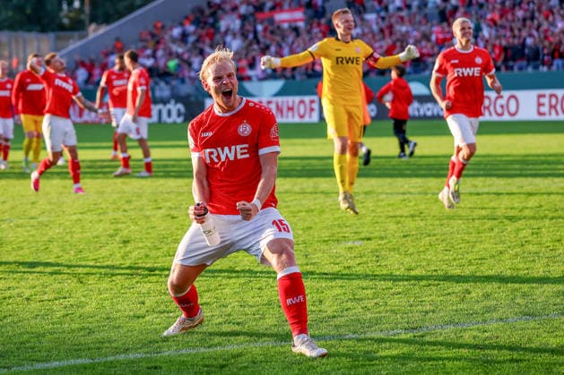 23.08.2026, Fußball, Rot-Weiss Essen - FC St. Pauli, 1. Runde DFB-Pokal 2026 27, Stadion an der Hafenstraße, Saison 2026 2027: Abschlussjubel nach dem 2:0 Sieg der Essener gegen St. Pauli. Ben Hüning (RWE 15) jubelnd DFB regulations prohibit any use of photographs as image sequences and or quasi-video. Nordrhein-Westfalen Deutschland