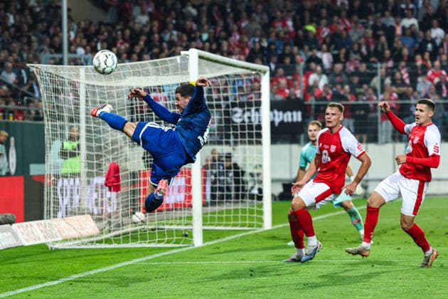 Robin Gosens (FC Schalke 04,8) - 1. Hauptrunde DFB Pokal Saison 2026-2027 Hallescher FC Halle vs. FC Schalke 04 im Leuna-Chemie-Stadion in Halle Saale - Aktion,Fußball,Mann,Männer,Deutschland,24.08.2026