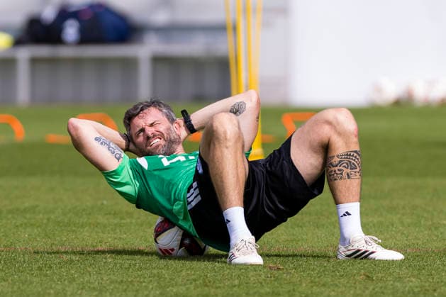 27.08.2026, Fussball, Training des FC Schalke 04. Co-Trainer Tim Hoogland (FC Schalke 04) dehnt sich. Gelsenkirchen Trainingsgelände FC Schalke 04 NRW Deutschland xRHR-FOTO YYx Copyright: RHR-FOTOx RHR-FOTO YY