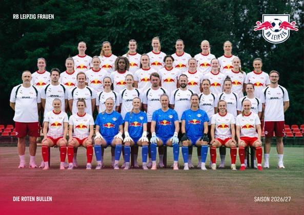 Mannschaftsfoto RB Leipzig Damen, 1.BL 2026 2027, 1.Reihe (sitzend) v. l. n. R.: Therese Simonsson, Sandra Starke, Mirja Kropp, Aude Waldbillig, Elvira Herzog, Sophie Lindner, Jasmien Mathys, Lou-Ann Joly; 2 Reihe: Karsten Klein (Mannschaftsleiter), Michael Gurski (Torfrau-Trainer), Maximilian Ewald (Athletiktrainer), Laura Stosno-Krohn (Athletiktrainerin), Marie Kirchhain (Spielanalystin), Jonas Stephan (Cheftrainer), Marius Nowoisky (Co-Trainer), Zsófia Rácz (Co-Trainerin), Maria Ebersbach (Physiotherapeutin), Johanna Schellhase (Physiotherapeutin), Manuel Hering (Organisation); 3.Reihe: Sára Pusztai, Annabel Schasching, Marleen Schimmer, Delice Boboy, Diána Németh, Emanuela Pfister, Marie Kleemann, Nele Quietzsch, Zenia Mertens, Lara Marti; 4. Reihe: Nikoline Dudek, Andrea Norheim, Charlotte Hulst, Nikée van Dijk, Alieke Tuin, Linde Veefkind, Emilía Ásgeirsdóttir