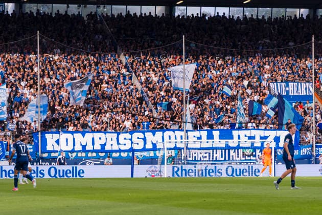 28.08.2026, Fussball, 3. Spieltag der 2. Bundesliga, VfL Bochum 1848 - VfL Osnabrück. Fans des VfL Bochum fordern mit einem Banner das Kompassmodell für die Regionalliga. Bochum Vonovia Ruhrstadion NRW Deutschland xRHR-FOTO DEx Copyright: DennisxEwert RHR-FOTOx RHR-FOTO DE