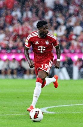 28.08.2026, GER, Fussball, Herren, 1. Bundesliga, Saison 2026 2027, 1. Spieltag, FC Bayern München vs. VfB Stuttgart Einzelaktion Aktion Ganze Figur Einzeln Freisteller Alphonso Davies (FC Bayern Muenchen 19) DFB DFL regulations prohibit any use of photographs as image sequences and or quasi-video München Allianz Arena Bayern Deutschland Copyright: xNordphoto Schneiderx