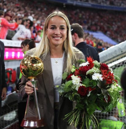 Fussball, Herren, Bundesliga, Saison 2026 2027, FC Bayern München - VFB Stuttgart, Allianz Arena Fussballerin des Jahres, Giulia Gwinn (FC Bayern München) mit Pokal und Blumenstrauss DFB, DFL regulations prohibit any use of photographs as image sequences and or quasi-video