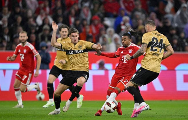 Zweikampf, Aktion Michael Olise FC Bayern Muenchen FCB (17) gegen Jeff Chabot VfB Stuttgart (24) Ramon Hendriks VfB Stuttgart (03) Angelo Stiller VfB Stuttgart (06) FC Bayern Muenchen FCB vs VfB Stuttgart 28.08.2026 DFL REGULATIONS PROHIBIT ANY USE OF PHOTOGRAPHS AS IMAGE SEQUENCES AND OR QUASI-VIDEO FC Bayern Muenchen FCB vs VfB Stuttgart