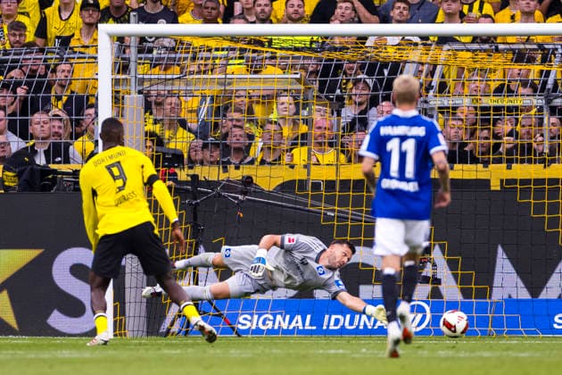 29.08.2026, Fussball, 1 Spieltag der 1. Fussball Bundesliga, Borussia Dortmund - Hamburger SV. Torwart Daniel Heuer Fernandes (Hamburger SV) kann den Schuss von Giannis Konstantelias (Borussia Dortmund) nicht parieren. Dortmund Signal Iduna Park NRW Deutschland xRHR-FOTO DEx Copyright: DennisxEwert RHR-FOTOx RHR-FOTO DE