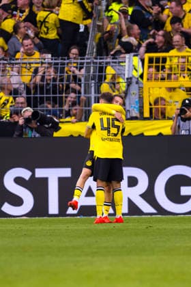 29.08.2026, Fussball, 1 Spieltag der 1. Fussball Bundesliga, Borussia Dortmund - Hamburger SV. v. l. Konstantinos Karetsas (Borussia Dortmund), Giannis Konstantelias (Borussia Dortmund) bejubeln das Tor zum 2:0. Dortmund Signal Iduna Park NRW Deutschland xRHR-FOTO DEx Copyright: DennisxEwert RHR-FOTOx RHR-FOTO DE