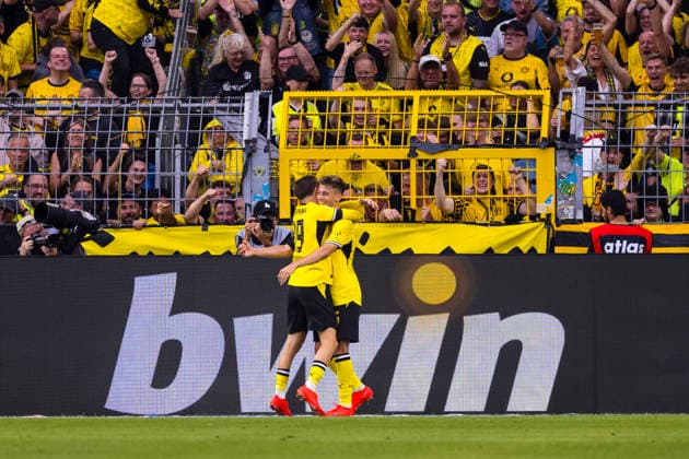 29.08.2026, Fussball, 1 Spieltag der 1. Fussball Bundesliga, Borussia Dortmund - Hamburger SV. v. l. Konstantinos Karetsas (Borussia Dortmund), Giannis Konstantelias (Borussia Dortmund) bejubeln das Tor zum 2:0. Dortmund Signal Iduna Park NRW Deutschland xRHR-FOTO DEx Copyright: DennisxEwert RHR-FOTOx RHR-FOTO DE